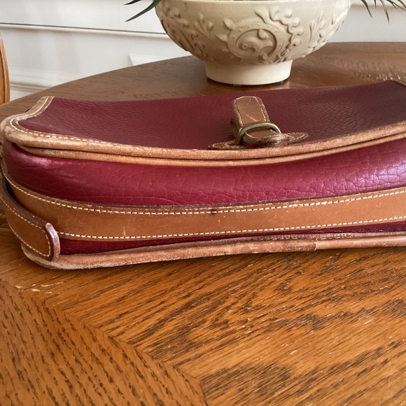 VINTAGE DOONEY & BOURKE DEEP BURGUNDY WITH BROWN  PEBBLED LEATHER SHOULDER BAG - Picture 4 of 14